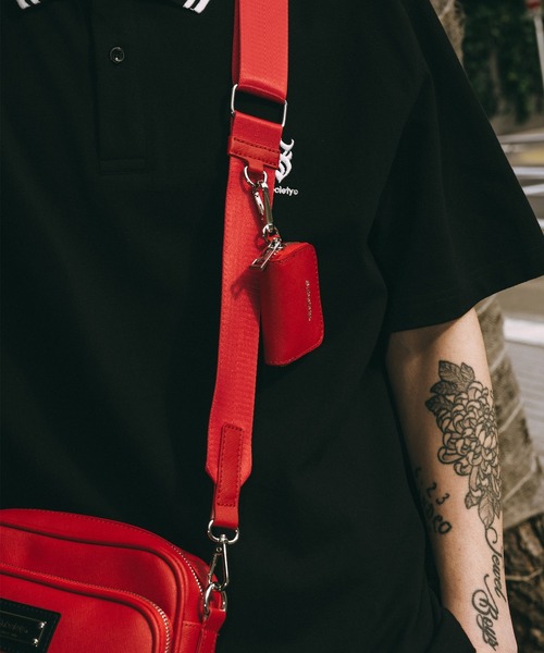 Subciety(サブサエティ)の「Multi pocket leather bag(ショルダーバッグ・メンズ・ブラック/レッド・FREE)」の6枚目の写真