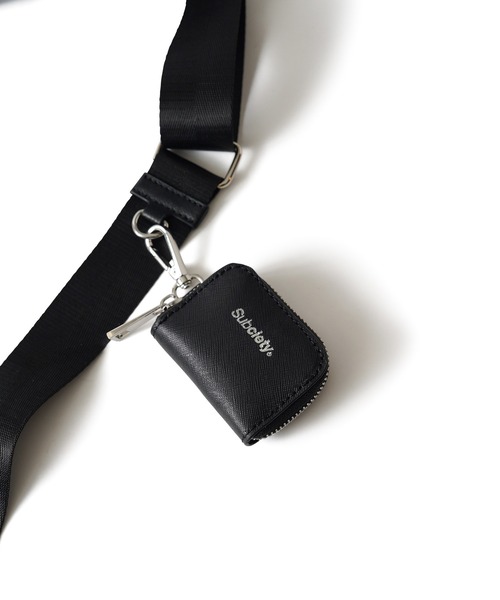 Subciety(サブサエティ)の「Multi pocket leather bag(ショルダーバッグ・メンズ・ブラック/レッド・FREE)」の10枚目の写真