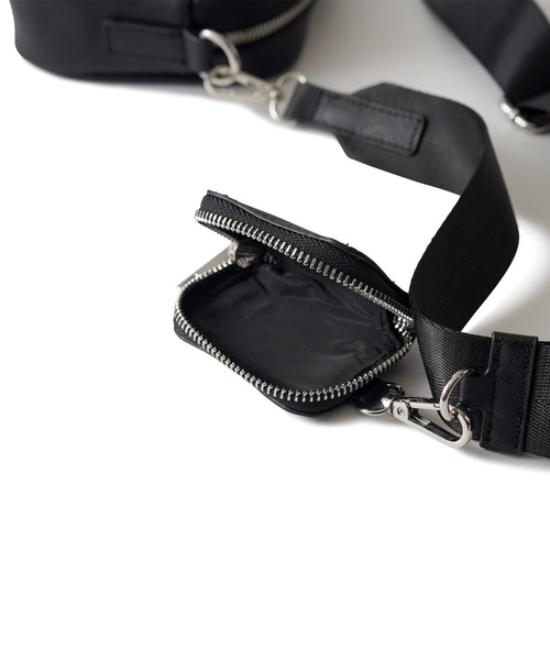 Subciety(サブサエティ)の「Multi pocket leather bag(ショルダーバッグ・メンズ・ブラック/レッド・FREE)」の11枚目の写真