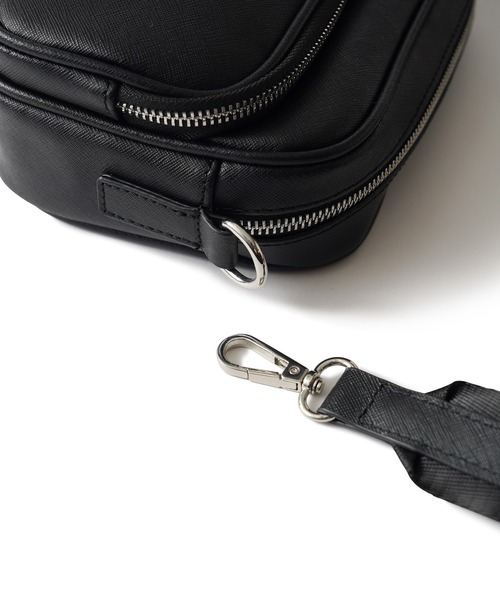 Subciety(サブサエティ)の「Multi pocket leather bag(ショルダーバッグ・メンズ・ブラック/レッド・FREE)」の4枚目の写真