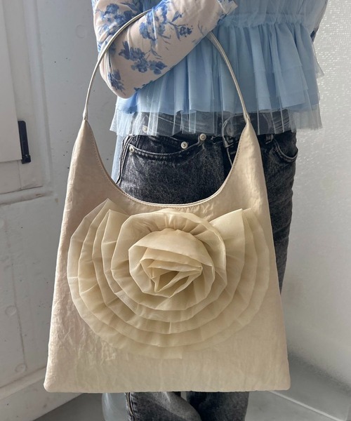 Casselini(キャセリーニ)の「Casselini(キャセリーニ)ビッグフラワーバッグ(ショルダーバッグ・レディース・レッド/アイボリー/ブラック・FREE)」の2枚目の写真