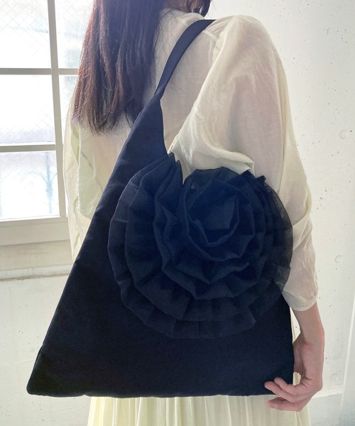 Casselini(キャセリーニ)の「Casselini(キャセリーニ)ビッグフラワーバッグ(ショルダーバッグ・レディース・レッド/アイボリー/ブラック・FREE)」の1枚目の写真