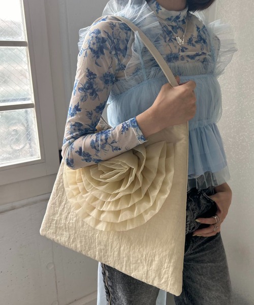 Casselini(キャセリーニ)の「Casselini(キャセリーニ)ビッグフラワーバッグ(ショルダーバッグ・レディース・レッド/アイボリー/ブラック・FREE)」の5枚目の写真