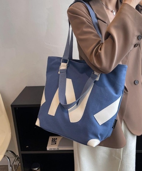 maison de LATIR(メゾンドラティール)の「大容量2wayロゴデザインキャンバストートバッグ(トートバッグ・レディース・ブラック/ブルー/ホワイト×ブラウン/ブラック系その他/ホワイト/ブラウン/キャメル・ONESIZE)」の14枚目の写真