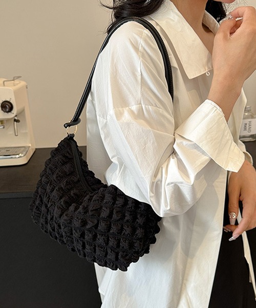 STYLEBLOCK(スタイルブロック)の「ぽこぽこ生地ショルダーバッグ(ショルダーバッグ・レディース・ホワイト/グリーン/ブラウン/パープル/ブラック/ブルー/ピンク・FREE)」の4枚目の写真