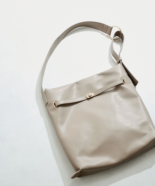 le cercle ADAM ET ROPE'(ルセルクルアダムエロペ)の「ワンポイントメタルソフトショルダーバッグ(ショルダーバッグ・レディース・ブラック/グレー系その他・FREE)」の2枚目の写真