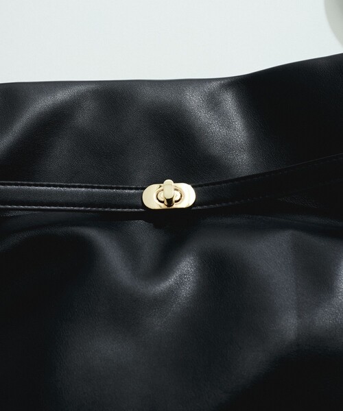 le cercle ADAM ET ROPE'(ルセルクルアダムエロペ)の「ワンポイントメタルソフトショルダーバッグ(ショルダーバッグ・レディース・ブラック/グレー系その他・FREE)」の4枚目の写真