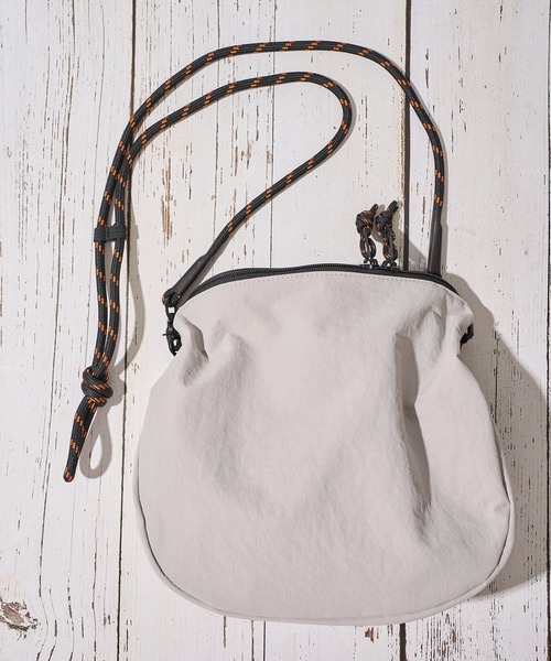 UNIVERSAL OVERALL(ユニバーサルオーバーオール)の「【UNIVERSAL OVERALL】FRONT MESH SHOULDER BAG / フロントメッシュショルダーバッグ(ショルダーバッグ・レディース・モカ/オレンジ/ライトグレー/ブラック/グレイッシュベージュ/ブルー・FREE)」の13枚目の写真