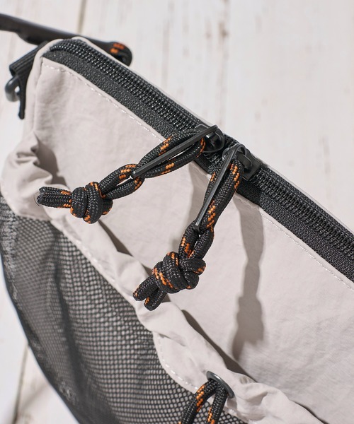 UNIVERSAL OVERALL(ユニバーサルオーバーオール)の「【UNIVERSAL OVERALL】FRONT MESH SHOULDER BAG / フロントメッシュショルダーバッグ(ショルダーバッグ・レディース・モカ/オレンジ/ライトグレー/ブラック/グレイッシュベージュ/ブルー・FREE)」の14枚目の写真
