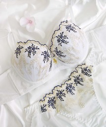Sanei（サンエイ）の「【Elegant Style】上品な小花刺繍+脇高設計！刺繍のゴールドラメがさらにエレガントさをひきたてます◎（ブラ&ショーツ）」