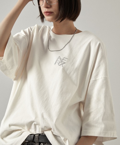 Alfred Alex(アルフレッドアレックス)の「【Alfred Alex】ヴィンテージ加工ピグメント3Dメタルロゴ半袖Tシャツ(Tシャツ/カットソー・メンズ・オフホワイト/ワイン/ブラック・M/L)」の2枚目の写真