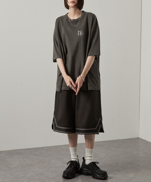 Alfred Alex(アルフレッドアレックス)の「【Alfred Alex】ヴィンテージ加工ピグメント3Dメタルロゴ半袖Tシャツ(Tシャツ/カットソー・メンズ・オフホワイト/ワイン/ブラック・M/L)」の5枚目の写真