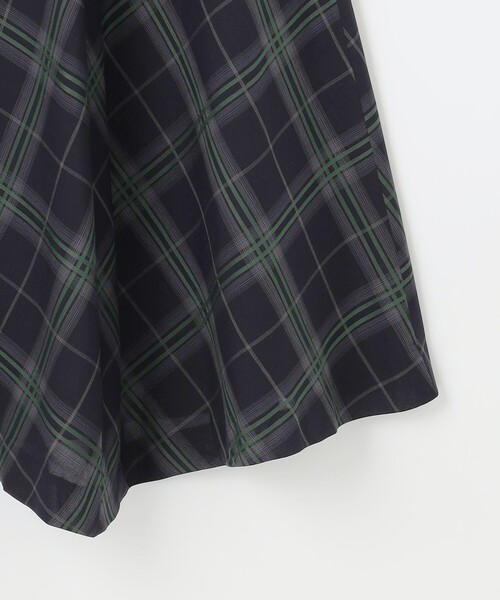J.PRESS(ジェイプレス)の「【WEB限定カラーあり・洗える】SOFT SHEER チェック フレア スカート(スカート・レディース・ブラウン系3/ネイビー系3/グレー系3・11/9/7)」の21枚目の写真