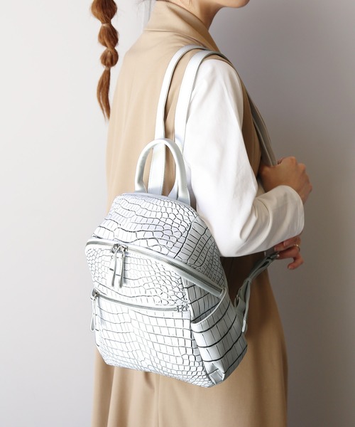 sankyo shokai(サンキョウショウカイ)の「クロコダイルレザー 本革 リュックサック(バックパック/リュック・レディース・ブラウン/ネイビー/ホワイト系/ブラック/ダークグリーン・FREE)」の2枚目の写真