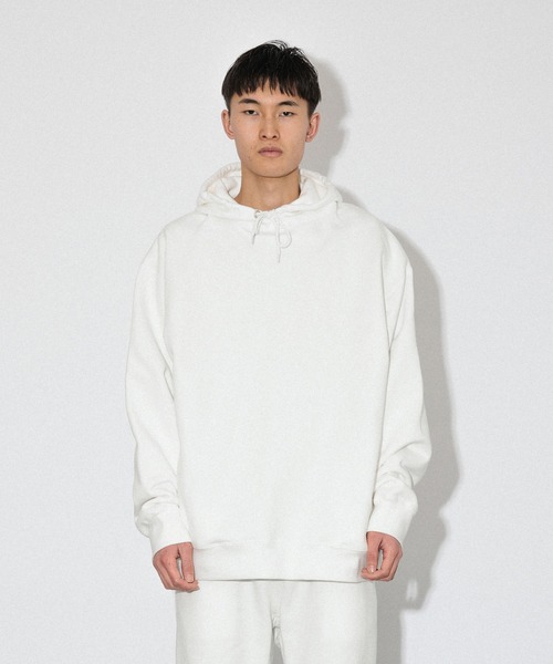 Knuu(ヌウ)の「Heavy Hooded Sweatshirt - Seam Pocket(パーカー・メンズ・ヘザーグレー/ブラック/ホワイト/ネイビー/ダークネイビー/ブラウン/マルーン・X-SMALL/SMALL/MEDIUM/LARGE/X-LARGE/XX-LARGE)」の2枚目の写真