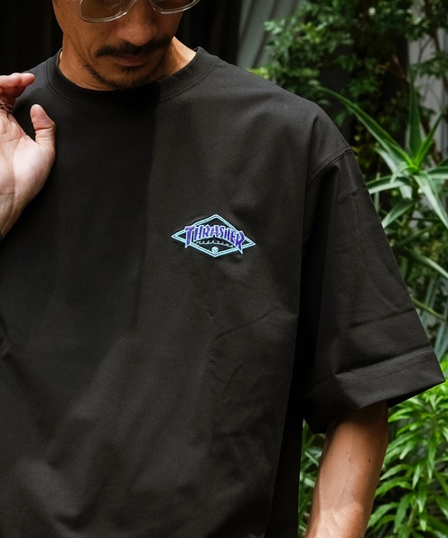 THRASHER(スラッシャー)の「DIAMOND LOGO UTILITY S/S T-SHIRTS Tシャツ ユーティリティー ラッシュガード/スラッシャーワンポイントブランドロゴ水着(Tシャツ/カットソー・メンズ・ブラック×ブルー/ブラック×パープル/ホワイト×ブルー/ホワイト×パープル・MEDIUM/LARGE/X-LARGE)」の4枚目の写真