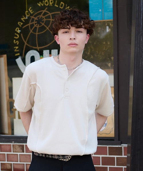 kutir(クティール)の「CONTRAST HENLEY NECK THERMAL TEE/切り替えヘンリーネックサーマルTEE(Tシャツ/カットソー・メンズ・ベージュ/ブラック/チャコールグレー・MEDIUM/LARGE)」の3枚目の写真