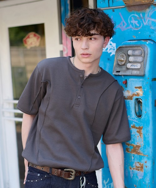 kutir(クティール)の「CONTRAST HENLEY NECK THERMAL TEE/切り替えヘンリーネックサーマルTEE(Tシャツ/カットソー・メンズ・ベージュ/ブラック/チャコールグレー・MEDIUM/LARGE)」の2枚目の写真