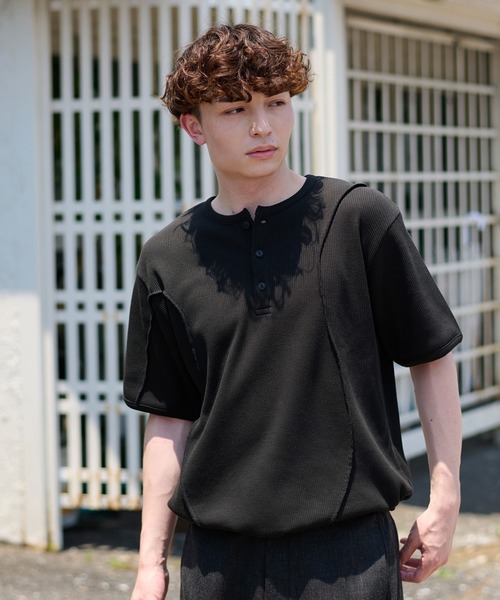 kutir(クティール)の「CONTRAST HENLEY NECK THERMAL TEE/切り替えヘンリーネックサーマルTEE(Tシャツ/カットソー・メンズ・ベージュ/ブラック/チャコールグレー・MEDIUM/LARGE)」の1枚目の写真