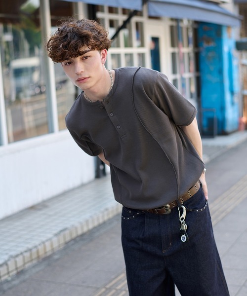 kutir(クティール)の「CONTRAST HENLEY NECK THERMAL TEE/切り替えヘンリーネックサーマルTEE(Tシャツ/カットソー・メンズ・ベージュ/ブラック/チャコールグレー・MEDIUM/LARGE)」の10枚目の写真