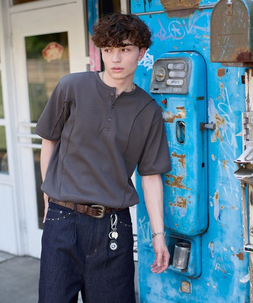 kutir(クティール)の「CONTRAST HENLEY NECK THERMAL TEE/切り替えヘンリーネックサーマルTEE(Tシャツ/カットソー・メンズ・ベージュ/ブラック/チャコールグレー・MEDIUM/LARGE)」の15枚目の写真