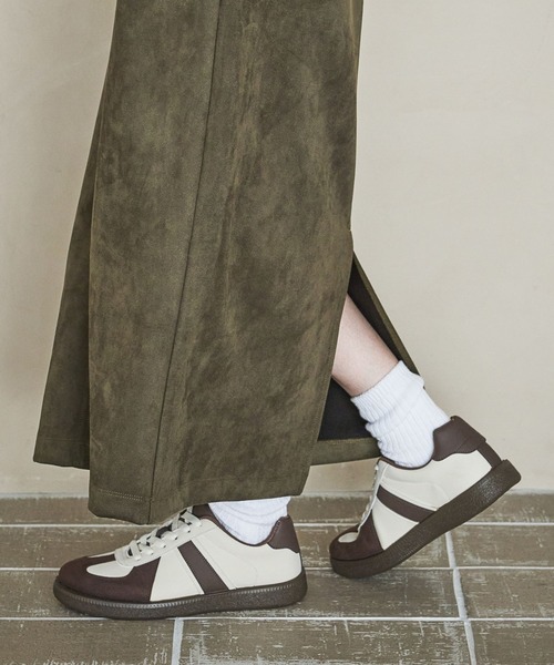 LAKOLE（ラコレ）の「配色ライトスニーカー / 572539（スニーカー・レディース・オフホワイト/ブラック・LARGE/MEDIUM）」の2枚目の写真