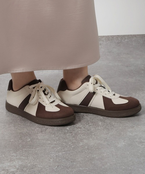 LAKOLE（ラコレ）の「配色ライトスニーカー / 572539（スニーカー・レディース・オフホワイト/ブラック・LARGE/MEDIUM）」の5枚目の写真