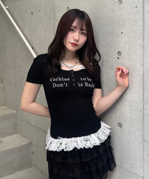 Lae(レイ)の「レースフリルロゴTシャツ(Tシャツ/カットソー・レディース・ブラック・SMALL/MEDIUM/LARGE)」の1枚目の写真