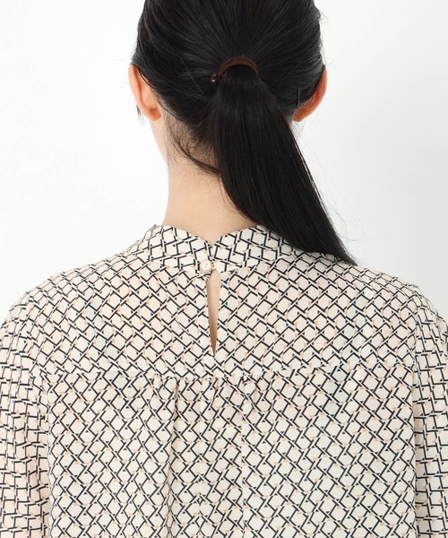 STRAWBERRY-FIELDS（ストロベリーフィールズ）の「レトロジオメトリック_幾何柄ブラウス（シャツ/ブラウス・レディース・ベージュ×ブラック/ブラック×ベージュ・2）」の7枚目の写真