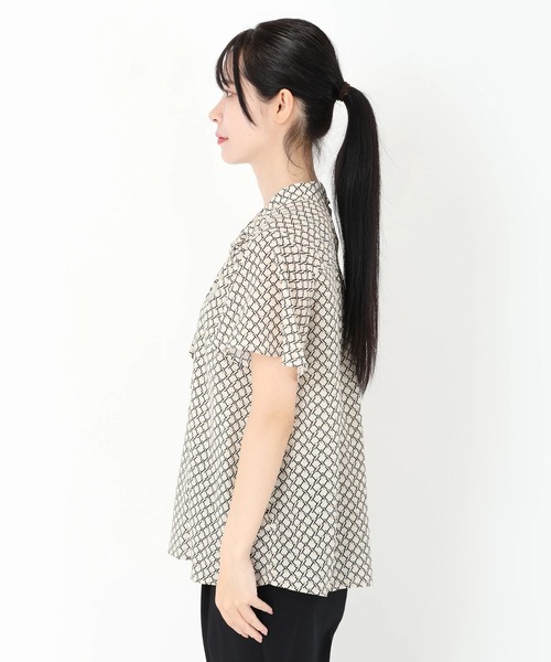 STRAWBERRY-FIELDS（ストロベリーフィールズ）の「レトロジオメトリック_幾何柄ブラウス（シャツ/ブラウス・レディース・ベージュ×ブラック/ブラック×ベージュ・2）」の4枚目の写真