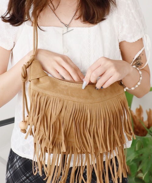 ROOPTOKYO(ループトウキョウ)の「Fringe HalfMoon Shoulder Bag / フリンジハーフムーンショルダーバッグ(ショルダーバッグ・レディース・ブラウン/ダークブラウン/ベージュ/ブラック・FREE)」の4枚目の写真