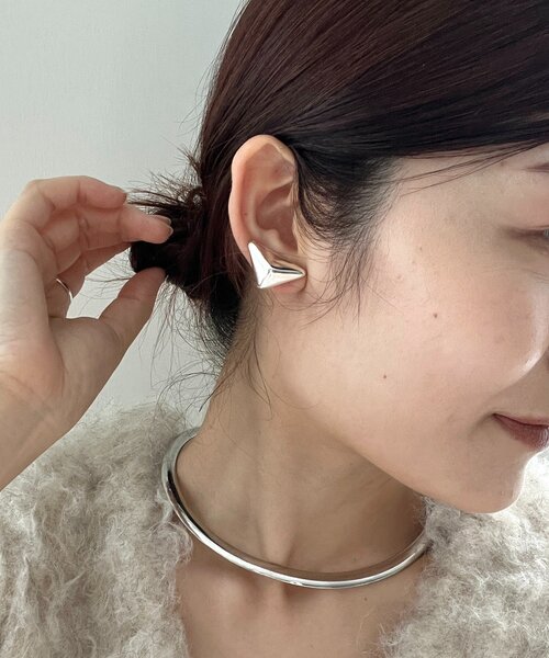 DouDou(ドゥドゥ)の「【インフルエンサーOKOCHI企画】トライアングルイヤリング(イヤリング・レディース・シルバー/ゴールド・FREE)」の2枚目の写真