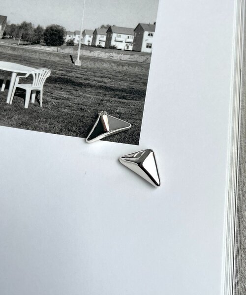 DouDou(ドゥドゥ)の「【インフルエンサーOKOCHI企画】トライアングルイヤリング(イヤリング・レディース・シルバー/ゴールド・FREE)」の4枚目の写真