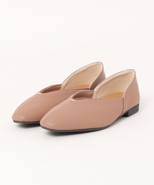 BETTY CLUB(ベティクラブ)の「【ELLE PLANET】センターシームVカットフラットパンプス(パンプス・レディース・サンドベージュ/ブラック/ピンクベージュ・M/L/LL/S)」の3枚目の写真
