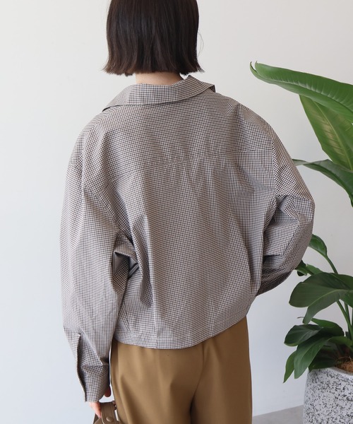 AMERICAN HOLIC(アメリカンホリック)の「クロップド丈バックタックチェックシャツ(シャツ/ブラウス・レディース・ブルー系その他5/ベージュ系その他4・L/M)」の4枚目の写真