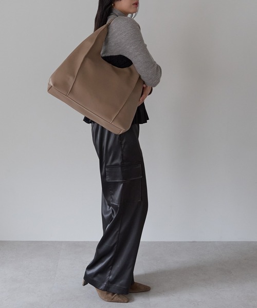 GUSCIO(グッシオ)の「【グッシオベーシック】ピンタックワンハンドルトートバッグ(トートバッグ・レディース・ベージュ/ダークブラウン/キャメル/ブラック・FREE)」の15枚目の写真