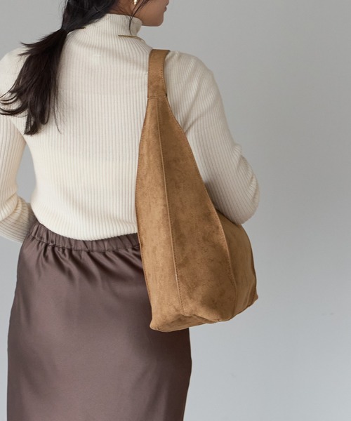 GUSCIO(グッシオ)の「【グッシオベーシック】ピンタックワンハンドルトートバッグ(トートバッグ・レディース・ベージュ/ダークブラウン/キャメル/ブラック・FREE)」の5枚目の写真