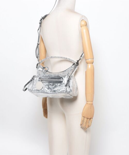 STELLA McCARTNEY(ステラマッカートニー)の「Dartmoor Crossbody Bag / Dartmoor クロスボディバッグ(ショルダーバッグ・レディース・シルバー・ONE SIZE)」の5枚目の写真