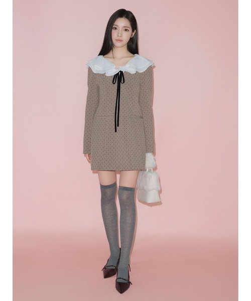 LILY BROWN（リリーブラウン）の「ラッフルカラー付きミニワンピース（ワンピース・レディース・モカ/グレー/ブラック・0/1）」の4枚目の写真