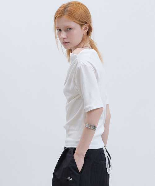 NICK&NICOLE(ニックアンドニコール)の「HALF SHIRRING DRAPE BOAT NECK TOP_WHITE(Tシャツ/カットソー・レディース・ホワイト・FREE)」の2枚目の写真