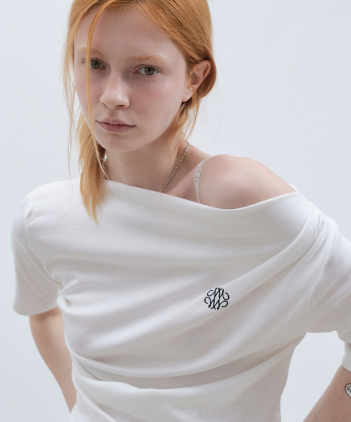 NICK&NICOLE(ニックアンドニコール)の「HALF SHIRRING DRAPE BOAT NECK TOP_WHITE(Tシャツ/カットソー・レディース・ホワイト・FREE)」の3枚目の写真