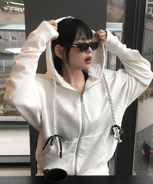 YOUHEE(ユヒ)の「RIBBON DETAIL HOOD ZIP-UP WHITE(パーカー・レディース・その他・FREE)」の9枚目の写真