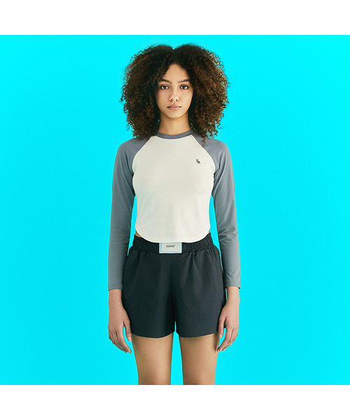 ERER(エルエル)の「Embroidered Logo Raglan T-Shirt Steal Blue(Tシャツ/カットソー・レディース・ブルーグレー・1/2)」の1枚目の写真