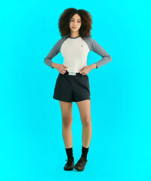 ERER(エルエル)の「Embroidered Logo Raglan T-Shirt Steal Blue(Tシャツ/カットソー・レディース・ブルーグレー・1/2)」の3枚目の写真