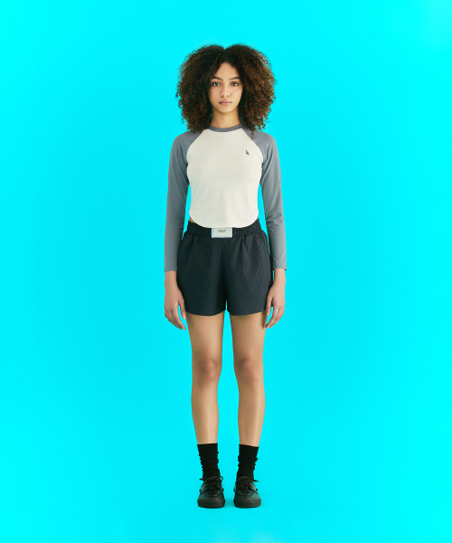 ERER(エルエル)の「Embroidered Logo Raglan T-Shirt Steal Blue(Tシャツ/カットソー・レディース・ブルーグレー・1/2)」の4枚目の写真