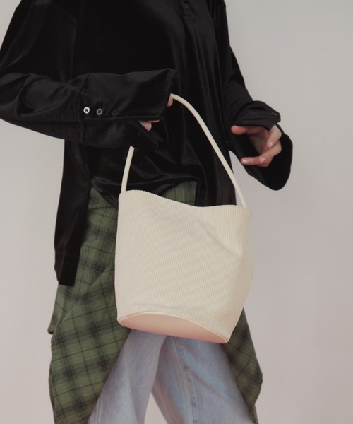 duei（デュイ）の「コーデュロイミニバケツバッグ（ショルダーバッグ・レディース・ブルー/アイボリー/ブラウン/ブラック・FREE）」の20枚目の写真