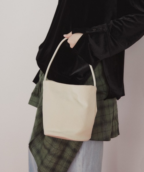 duei（デュイ）の「コーデュロイミニバケツバッグ（ショルダーバッグ・レディース・ブルー/アイボリー/ブラウン/ブラック・FREE）」の9枚目の写真