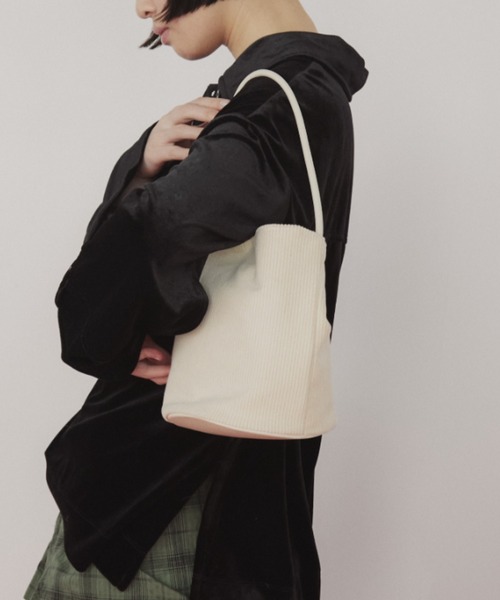 duei（デュイ）の「コーデュロイミニバケツバッグ（ショルダーバッグ・レディース・ブルー/アイボリー/ブラウン/ブラック・FREE）」の10枚目の写真