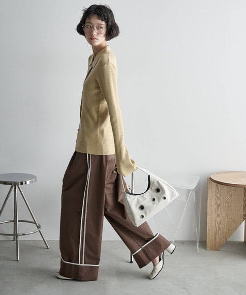 THE YOn（ザヨン）の「サイドラインロールアップタックパンツ（チノパンツ・レディース・ネイビー/ベージュ/ブラウン・S/M）」の2枚目の写真