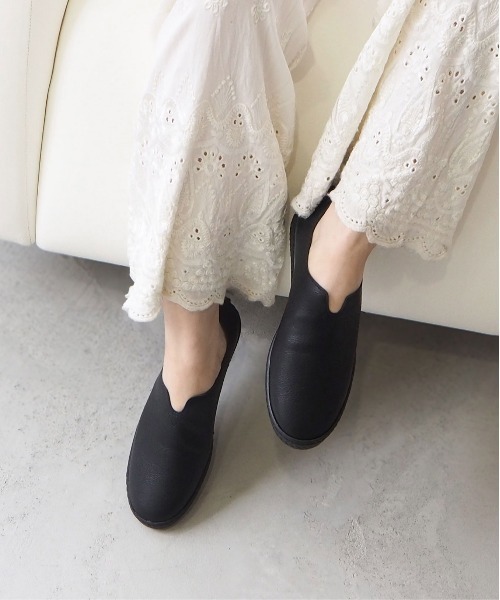 enchanted（エンチャンテッド）の「《MELLOW》【魔法の靴】ソフトバブーシュ（スリッポン・レディース・シルバー/アイボリー/ブルーグレー/ブラック/プラチナム/パイソン/アンティークシルバー/ベージュ/ピンク・24/23.5/23/22.5/25.5/25/24.5）」の3枚目の写真